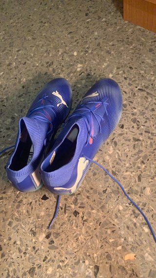 Botas de fútbol Puma azules y blancas