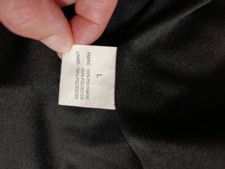Vestido de fiesta negro con plumas