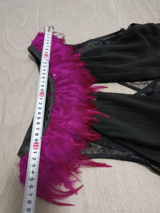 Vestido de fiesta negro con plumas