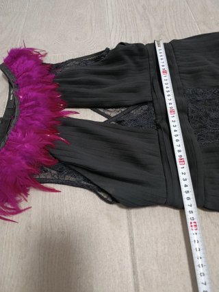 Vestido de fiesta negro con plumas