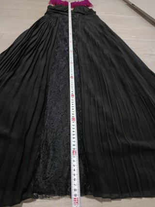 Vestido de fiesta negro con plumas