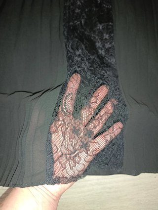 Vestido de fiesta negro con plumas
