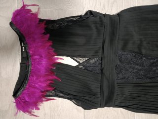 Vestido de fiesta negro con plumas