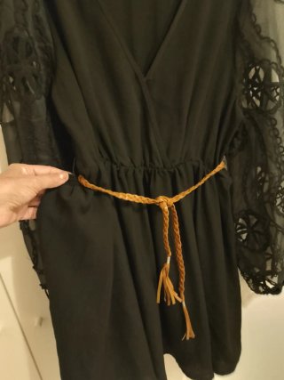 Vestito nero con maniche trasparenti