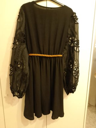 Vestito nero con maniche trasparenti