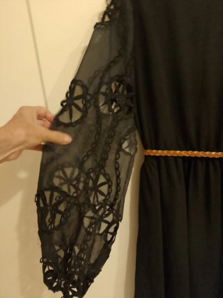 Vestito nero con maniche trasparenti