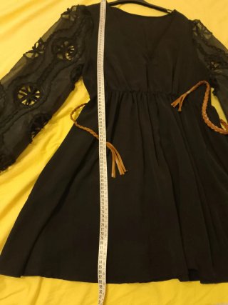Vestito nero con maniche trasparenti