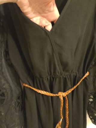 Vestito nero con maniche trasparenti