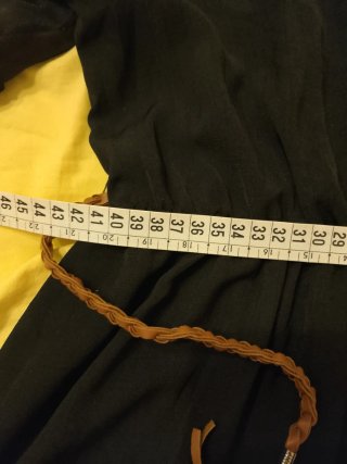 Vestito nero con maniche trasparenti