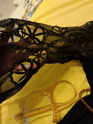 Vestito nero con maniche trasparenti