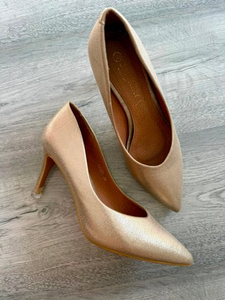 Tacones dorados mujer