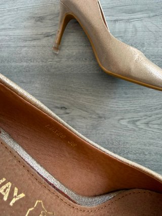 Tacones dorados mujer