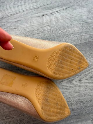 Tacones dorados mujer