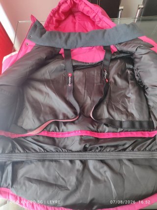 Cortavientos rosa con capucha . Talla 14