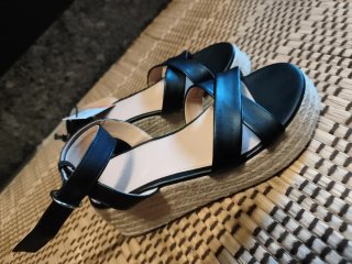 Sandalias negras de tiras cruzadas ,