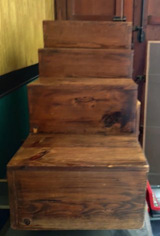 Mueble auxiliar de madera hecho en México