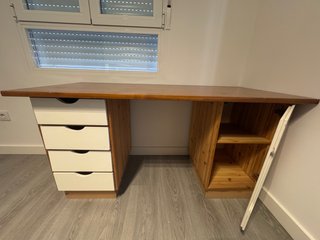Escritorio de madera con cajones y estantes