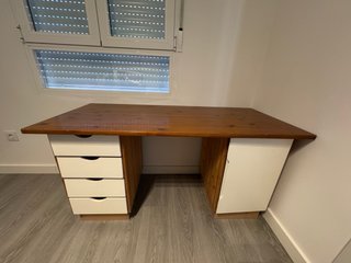 Escritorio de madera con cajones y estantes
