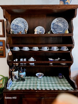 Credenza legno massello con piattaia