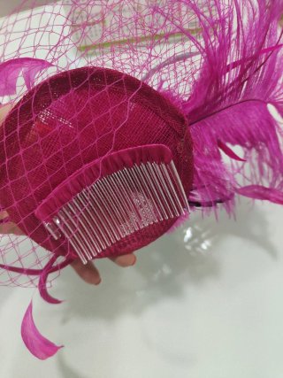 Tocado de fiesta/ boda rosa fucsia con plumas
