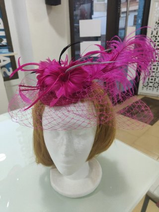 Tocado de fiesta/ boda rosa fucsia con plumas