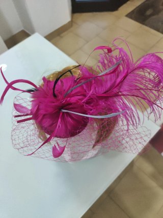 Tocado de fiesta/ boda rosa fucsia con plumas