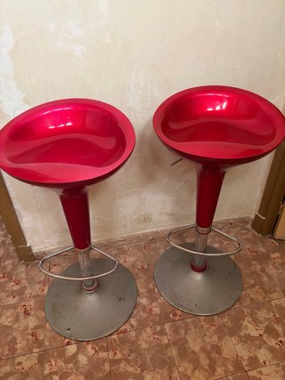 2 Taburetes Altos Rojos