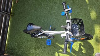Bicicleta infantil Btwin blanca y azul