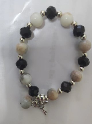 Pulsera con dijes de llave y ángel