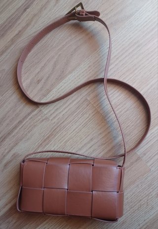 Bolso trenzado camel pequeño. Juvenil y práctico
