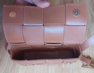 Bolso trenzado camel pequeño. Juvenil y práctico