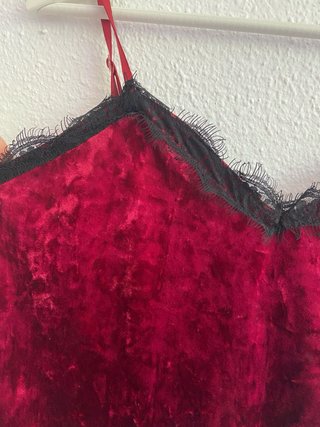 Camiseta terciopelo roja con encaje negro