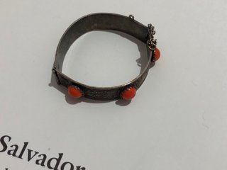 Pulsera con Piedras Rojas