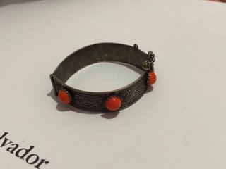 Pulsera con Piedras Rojas