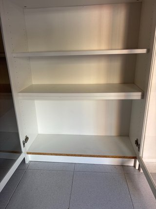 Vitrina blanca con puertas de cristal