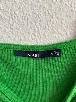 Camiseta Kiabi verde con volantes