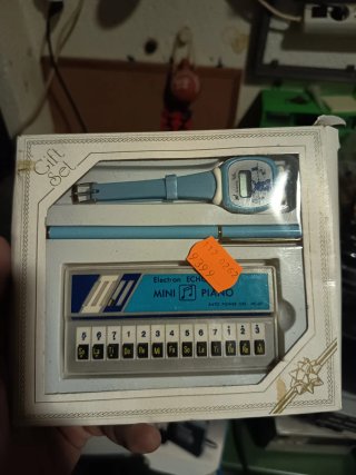 Mini Piano Electrónico con Reloj