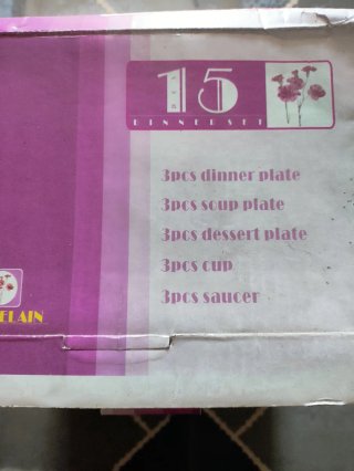 Juego de tazas y platos de porcelana.
