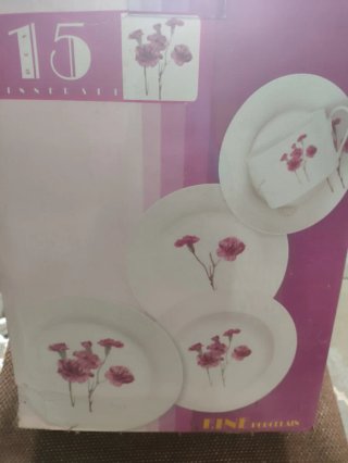 Juego de tazas y platos de porcelana.