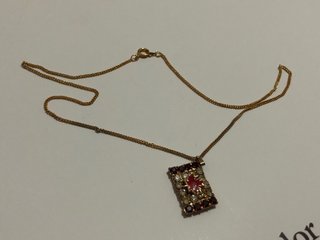 Collar con colgante de hoja de arce