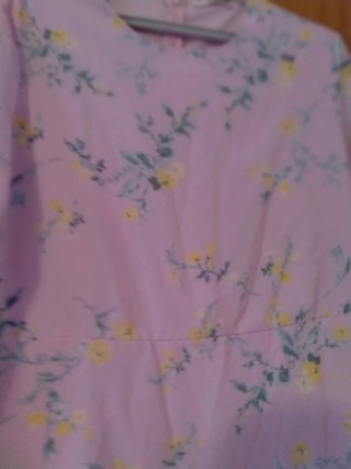 Abito rosa floreale con balze
