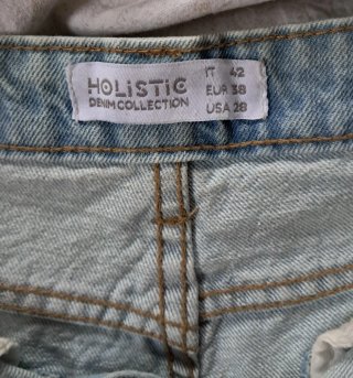 Pantaloncini denim strappati con inserto in pizzo.