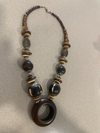 Collar de cuentas de madera y hueso