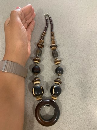Collar de cuentas de madera y hueso