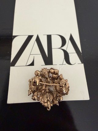 Spilla Zara con pietre colorate
