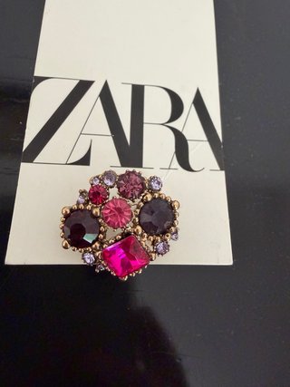 Spilla Zara con pietre colorate