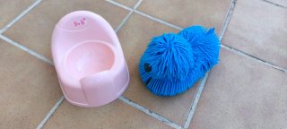 Orinal bebé rosa y peluche perro azul