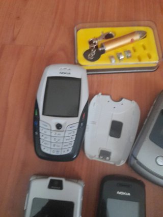 Lote móviles vintage Nokia y puntero láser