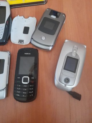 Lote móviles vintage Nokia y puntero láser