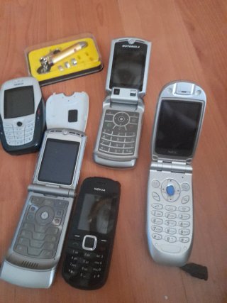Lote móviles vintage Nokia y puntero láser